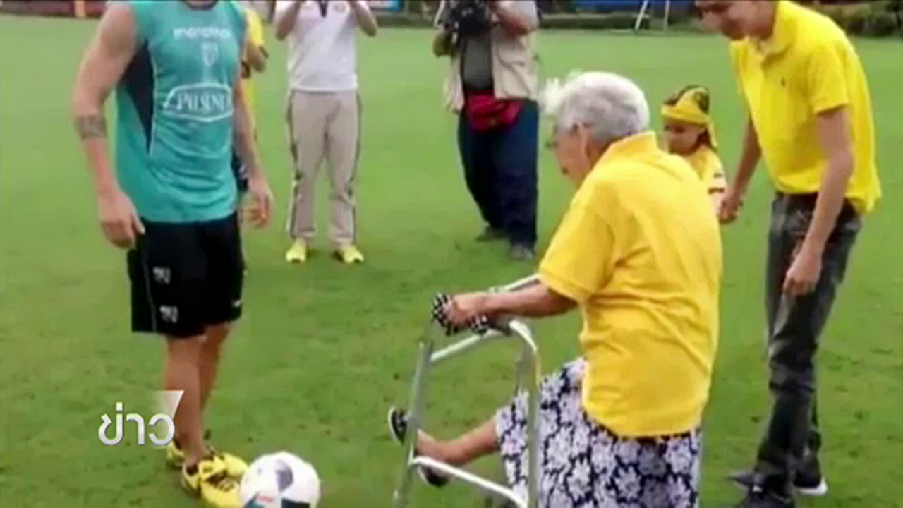 สโมสรฟุตบอลเซ็นสัญญาให้คุณยาย 102 ปี ร่วมทีม