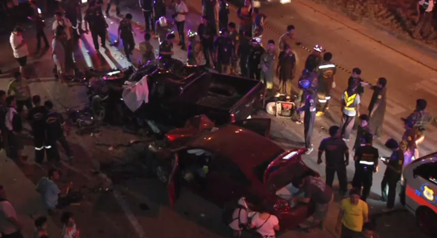 เกิดอุบัติเหตุรถเสียหลักพุ่งข้ามเลนชนรถที่วิ่งสวนมาใน จ.ปทุมธานี เสียชีวิต 6 เจ็บ 3