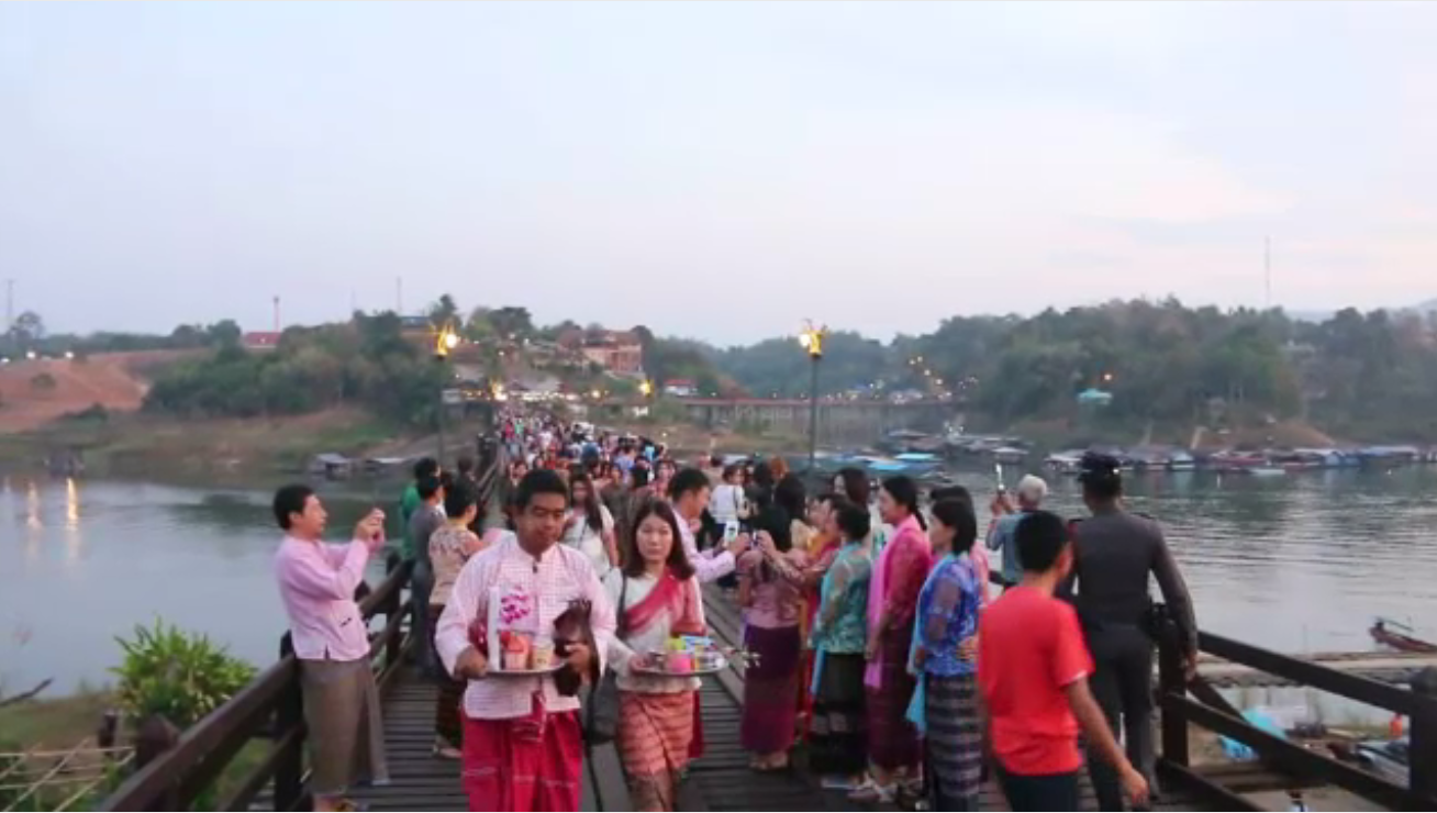 นักท่องเที่ยวแห่ไหว้พระวัดเก่ากลางแม่น้ำซองกาเลีย จ.กาญจนบุรี