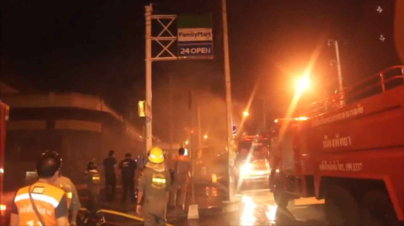 ไฟไหม้มินิมาร์ทกลางเมืองพัทยา เจ้าหน้าที่ดับเพลิงบาดเจ็บ 1 คน