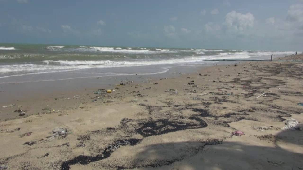 จนท.ตรวจสอบแหล่งที่มาก้อนน้ำมันริมหาด จ.สงขลา คาดรู้ผลใน 1 เดือน