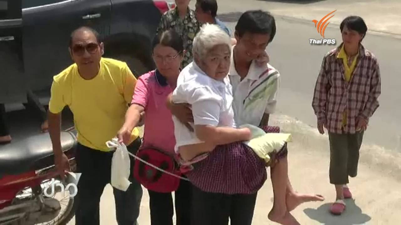 ชาวบ้าน จ.กาญจนบุรี อุ้มหญิงชราวัย 76 ร้อง ตร. หลัง รพ.ผ่าตัดไส้ติ่งแต่กลับเป็นอัมพาต