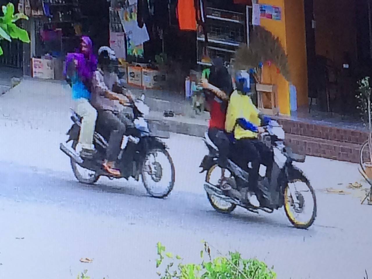 จนท.เรียกค้น 2 วัยรุ่นปัตตานี กลับทิ้งจยย.หลบหนีเข้าป่า พบเป็นรถถูกขโมยมา