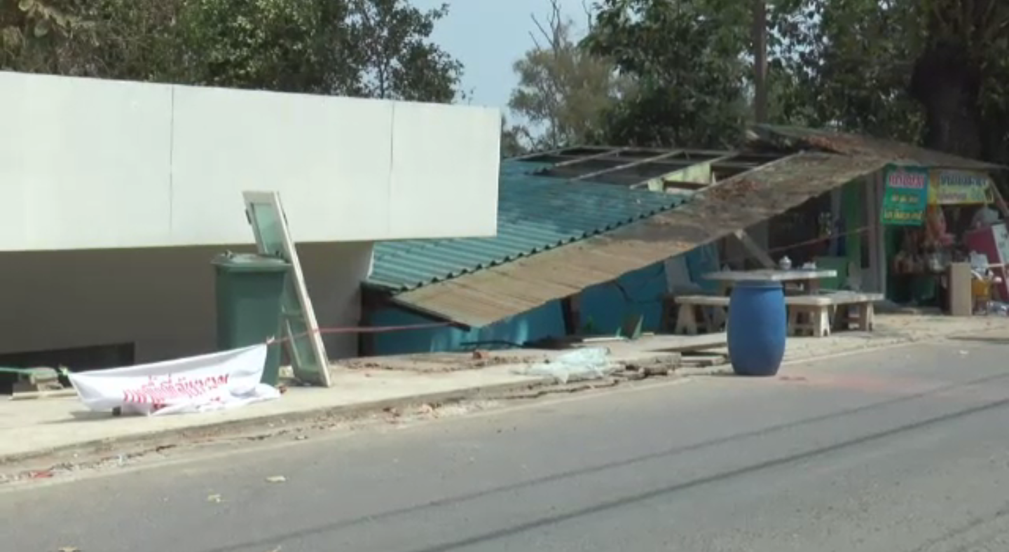 จ.ปทุมธานี เร่งซ่อมแซมถนนริมคลอง 12-ร้านค้าริมคลอง 29 จ.นครนายก พังจากตลิ่งทรุด