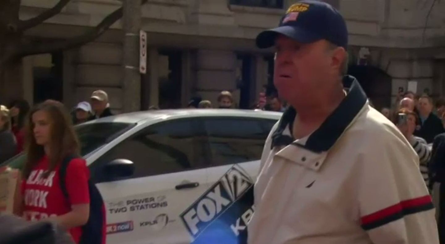 เกิดเหตุวุ่นวายระหว่างการหาเสียงของ "โดนัลด์ ทรัมป์" ตำรวจสหรัฐฯ เข้าหย่าศึก