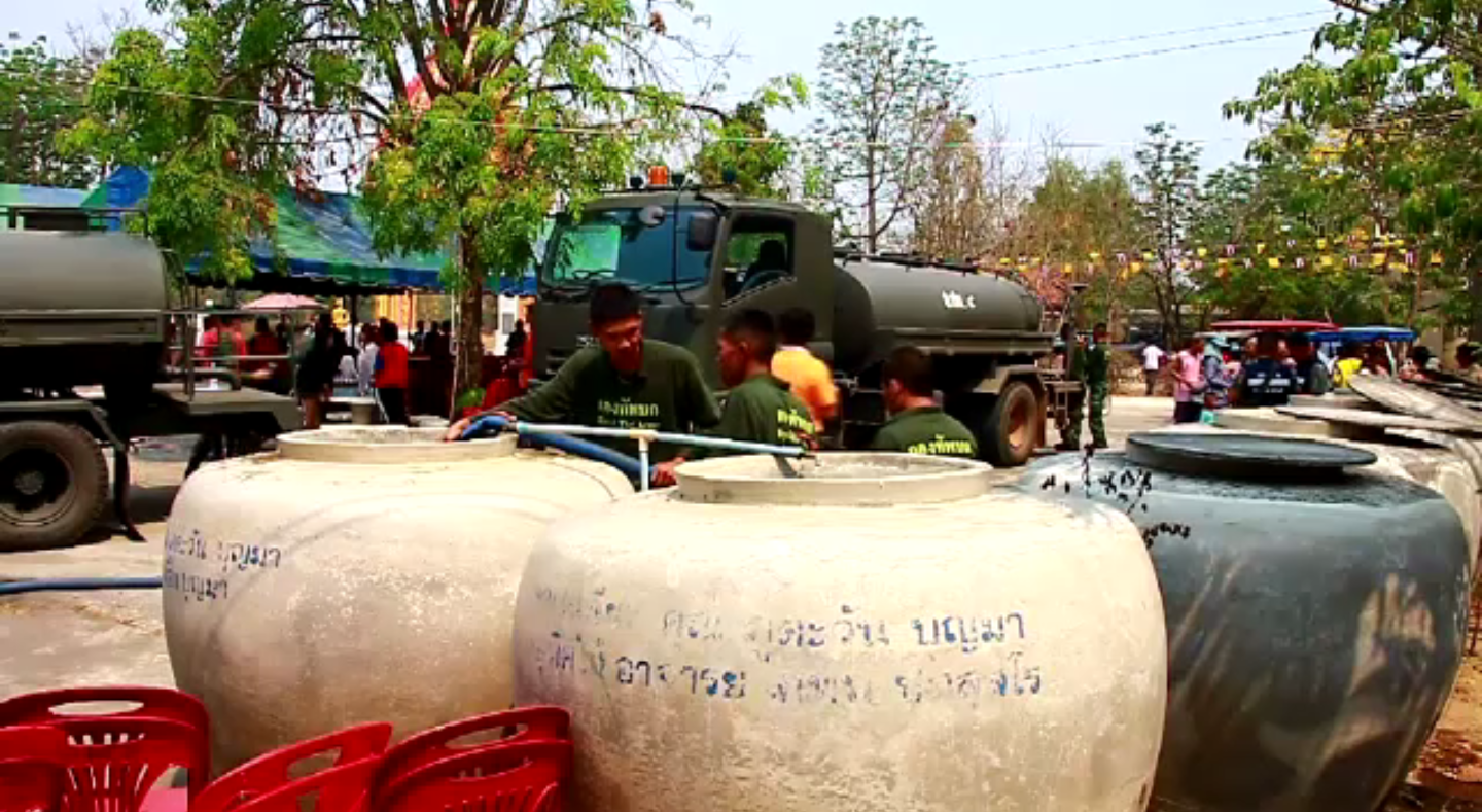 หน่วยราชการแจกจ่ายน้ำช่วยชาวบ้านในภาคเหนือ-สร้างแหล่งกักเก็บน้ำในภาคอีสาน