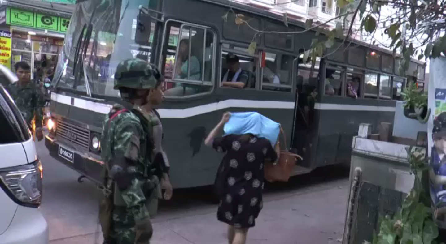 ทหารบุกจับบ่อนพนันในร้านก๋วยเตี๋ยวกลางเมืองนครราชสีมา จับผู้ต้องหาได้ 26 คน