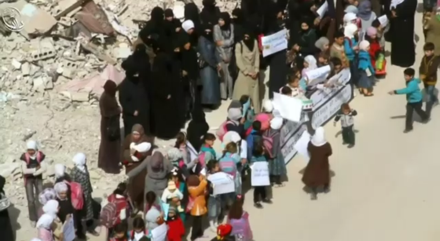 เด็กซีเรียชุมนุมในย่านชานกรุงดามัสกัส ประท้วงรัฐบาลปิดกั้นความช่วยเหลือ