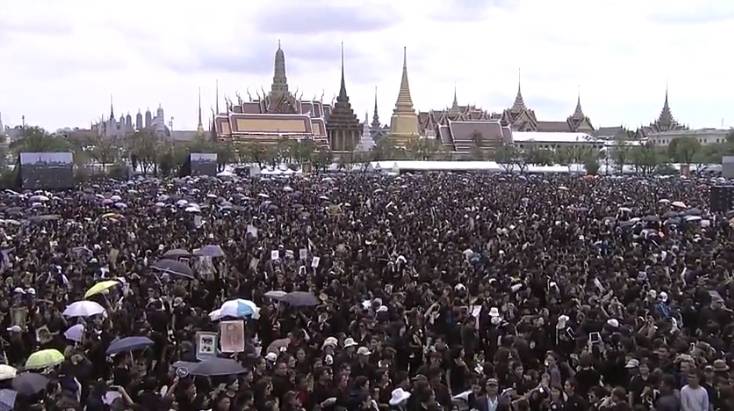 ประชาชนเตรียมร่วมร้องเพลงสรรเสริญพระบารมี เต็มพื้นที่ท้องสนามหลวง