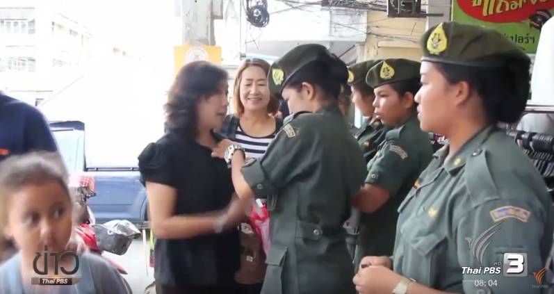 นศท.แจกริบบิ้นสีดำกว่า 1,000 ชิ้นให้ ประชาชนใน จ.นครศรีธรรมราช