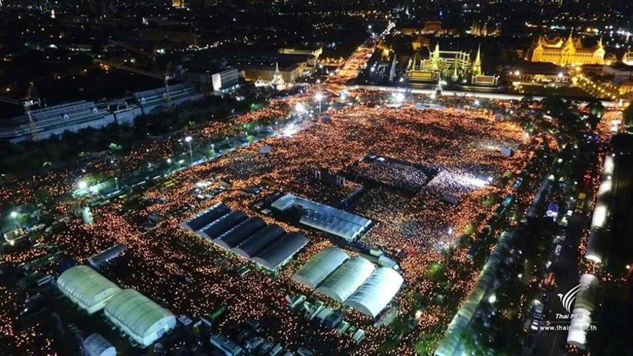 ตระการตา! ขับร้องสด "สรรเสริญพระบารมี" รอบสุดท้าย เปลวเทียนเรือนแสนโชนแสงไสวทั่วสนามหลวง 