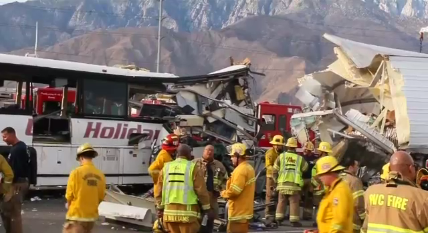 รถโดยสารพุ่งชนรถบรรทุกในรัฐแคลิฟอร์เนียของสหรัฐฯ เสียชีวิต 13 คน