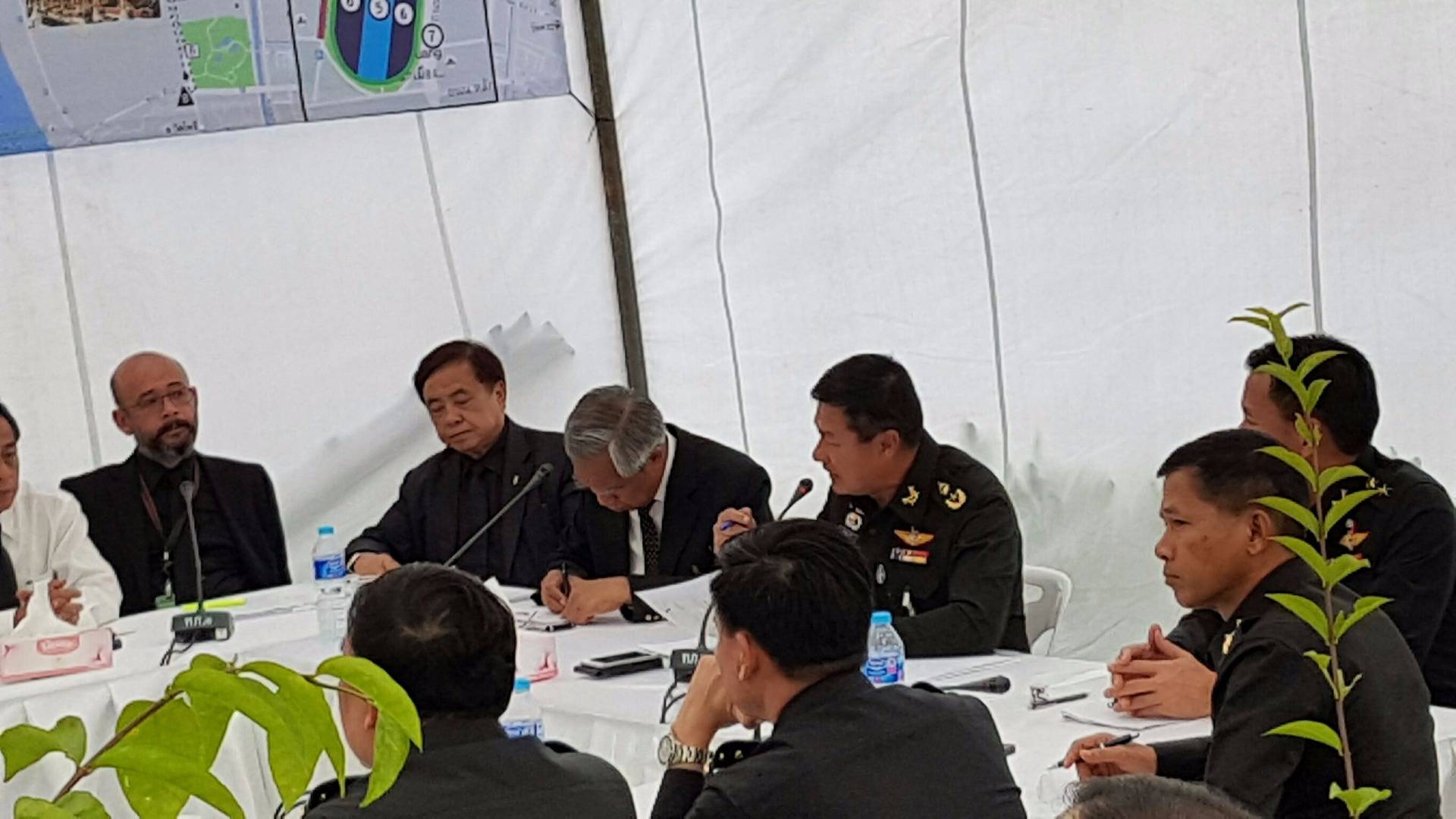 เตรียมติดตั้งเครื่องเอ็กซเรย์คัดกรองประชาชนก่อนเข้าสู่พื้นที่ชั้นในสนามหลวง