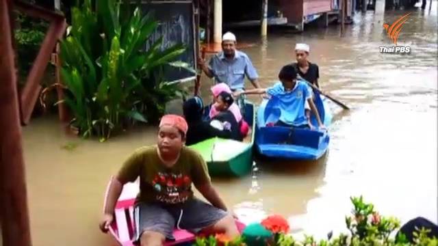 ชาวบ้านใน 4 อำเภอ จ.อยุธยา เริ่มใช้เรือสัญจร หลังระดับน้ำท่วมสูงขึ้นต่อเนื่อง