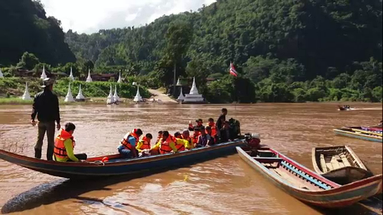 เรือหางยาวล่มกลางแม่น้ำเมย จ.ตาก สูญหาย 4 คน