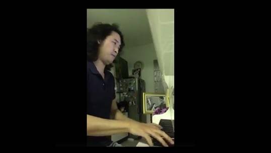 "ครูเสกข์" บรรเลง 48 เพลงพระราชนิพนธ์ผ่านเฟซบุ๊กไลฟ์