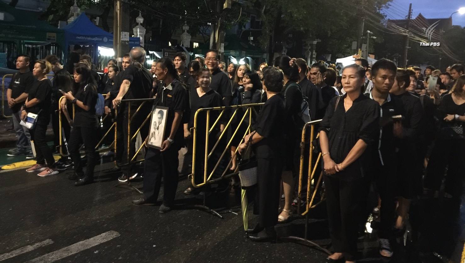 ประชาชนจำนวนมากรอเข้าลงนามแสดงความอาลัย