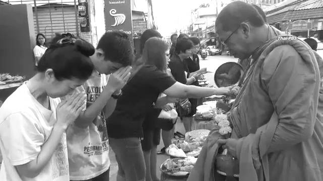 ชาวสงขลา-ระนอง ร่วมทำบุญตักบาตรถวายเป็นพระราชกุศลแด่พระเจ้าอยู่หัวในพระบรมโกศ