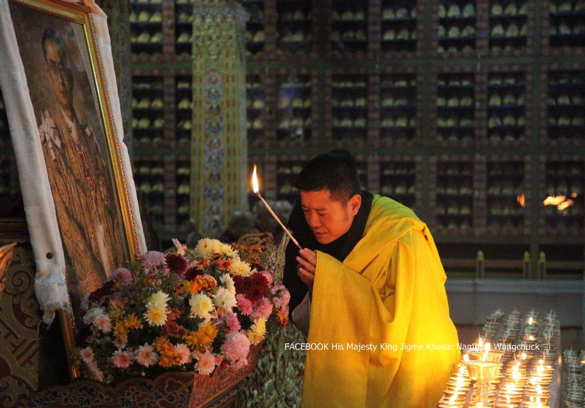 "กษัตริย์จิกมี" เสด็จฯ เยือนไทย ถวายสักการะพระบรมศพในหลวง พรุ่งนี้-ชาวภูฏานทั่วประเทศ ร่วมจุดเทียนน้อมรำลึก 