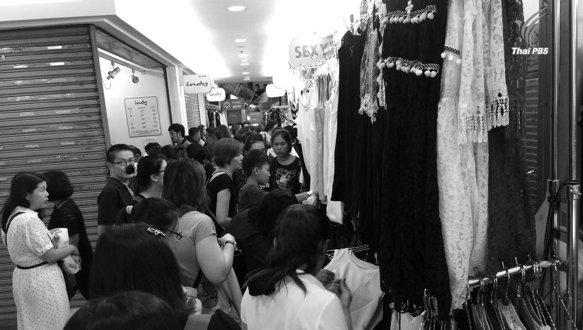 บก.จร.แนะเลี่ยงจราจร หลังปชช.จำนวนมากเดินทางไปซื้อเสื้อสีดำโบ๊เบ๊-ประตูน้ำ