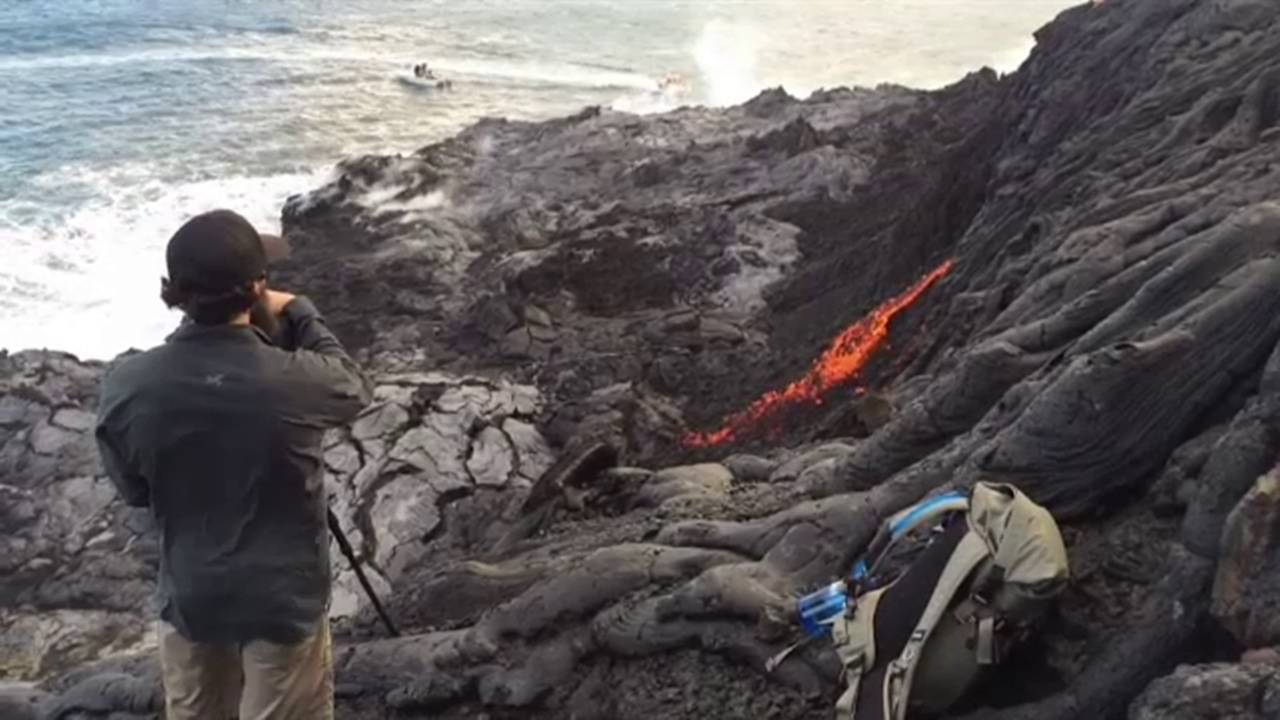 หาดูยาก ! ธารลาวาภูเขาไฟไหลลงทะเลฮาวาย
