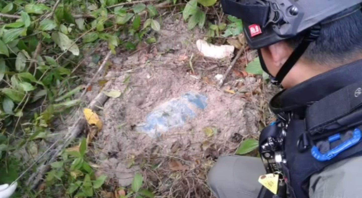 ตรวจพบระเบิดบรรจุในถังแก๊สหนัก 80 ก.ก.ในป่าละเมาะ จ.นราธิวาส