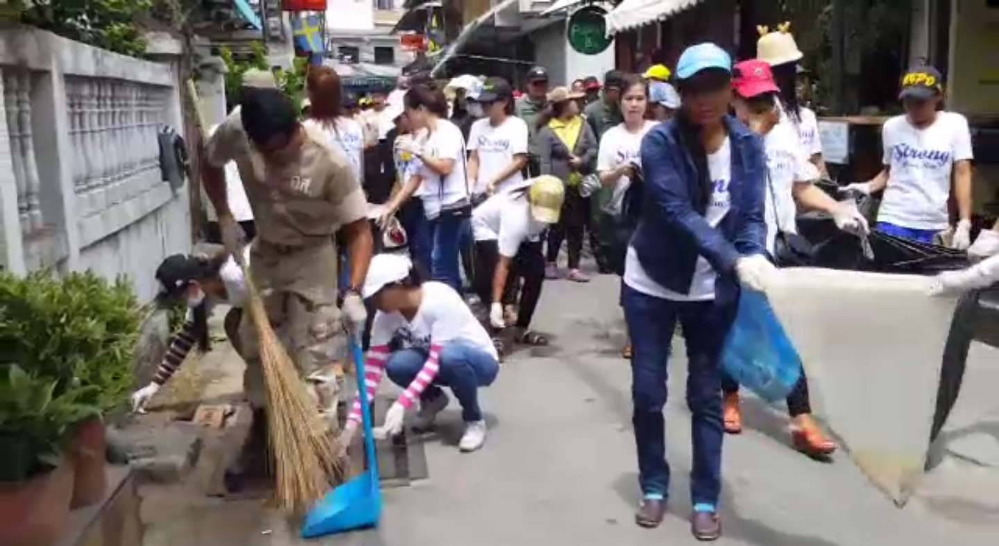 ชาวหัวหินจัดกิจกรรม "บิ๊กคลีนนิ่งเดย์ ย่านบาร์เบียร์" หลังเหตุระเบิด