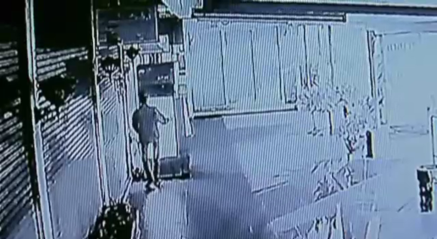 ตำรวจเผยภาพกล้องวงจรปิดก่อนโจรกรรมตู้เอทีเอ็มใน จ.สุพรรณบุรี