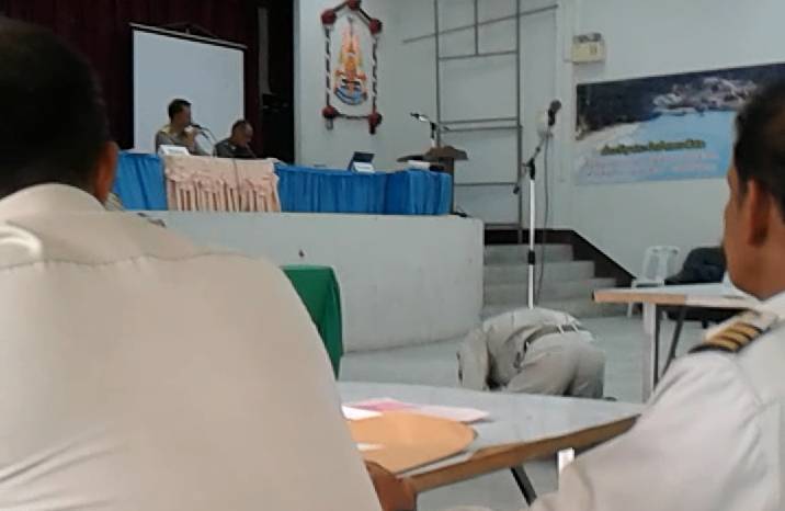 ว่อนโซเชียล! ผญบ.เมืองคอนก้มกราบกลางที่ประชุม วอนเลิกเก็บงบสูตรลับ นอภ.สิชลปัดไม่รู้