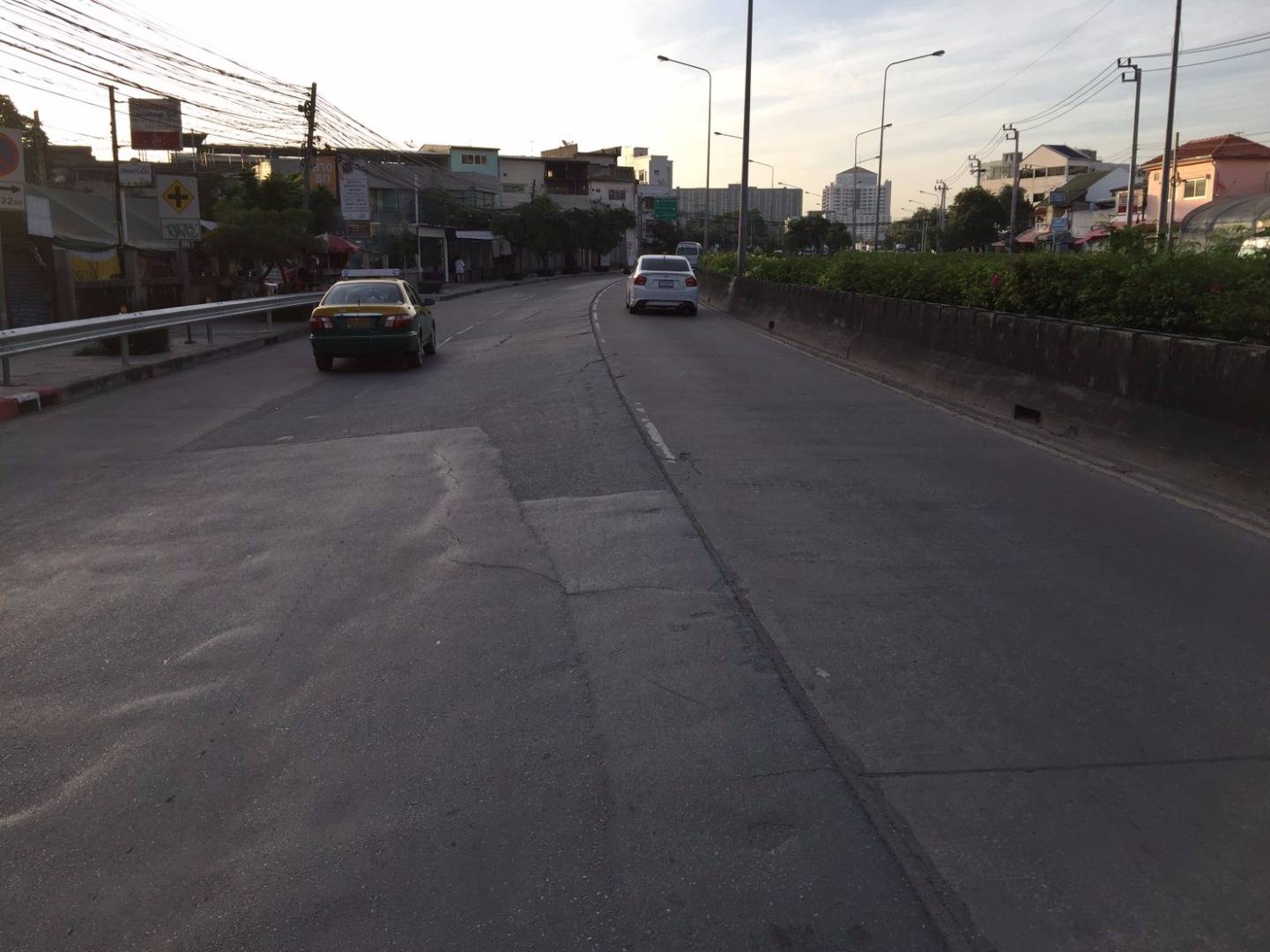 ถนนหลัง ม.รามฯ ลาดเอียงทรุดเป็นรอยร้าวกว่า 200 ม. เกิดอุบัติเหตุบ่อยครั้ง