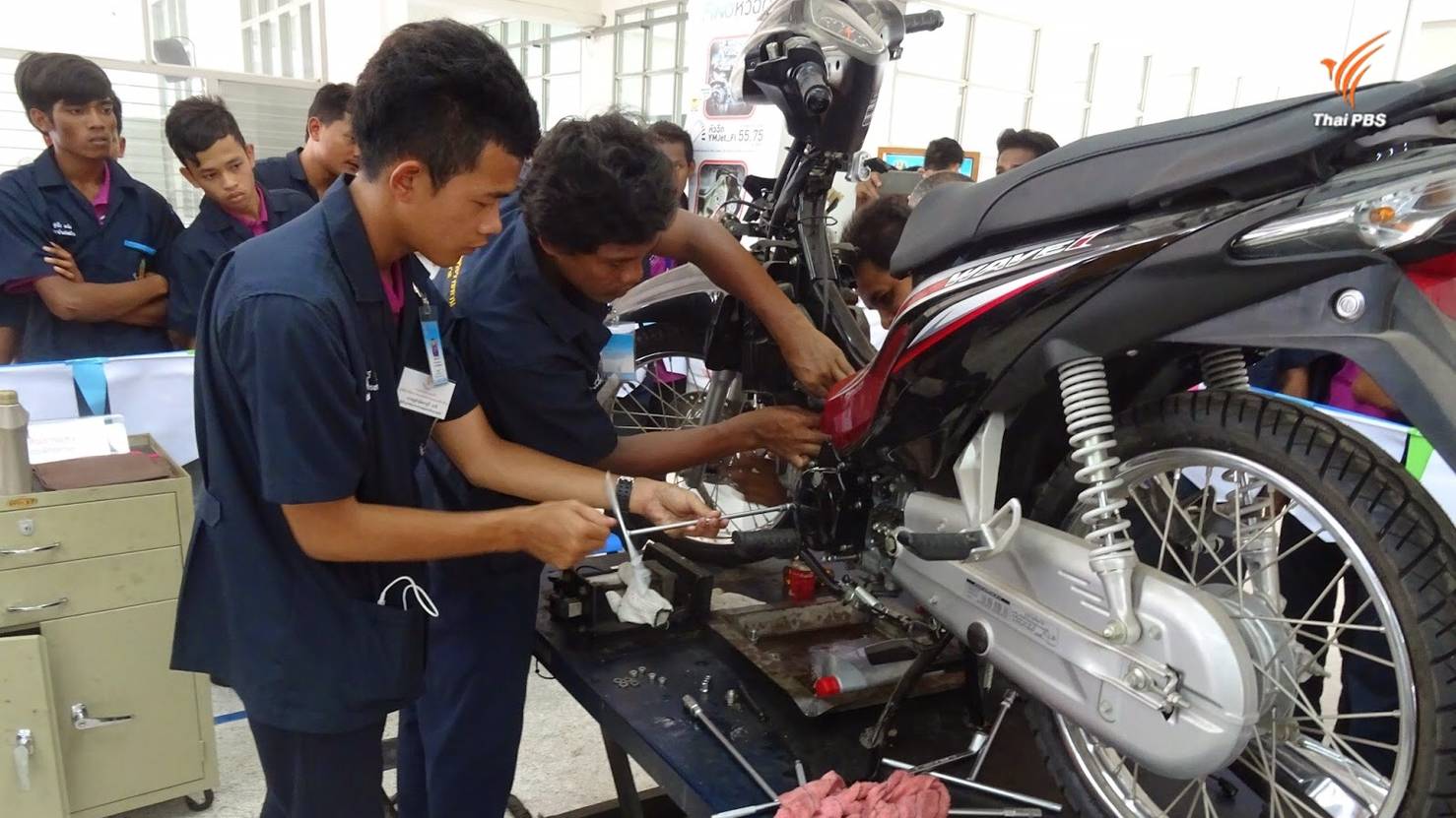 พลิกชีวิตเด็กนอกระบบชายแดนใต้ ซ่อมจยย.-ช่างไฟ-ก่อสร้าง อาชีพยอดฮิต