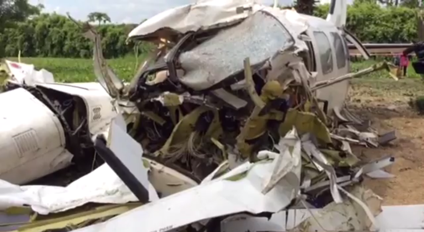 จนท.เร่งหาสาเหตุเครื่องบินตก เผยไม่มีกล่องดำ ต้องตรวจจากชิ้นส่วน