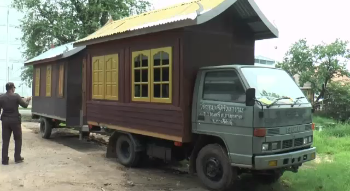 ตร.บุรีรัมย์ยึดรถดัดแปลงเป็นกุฏิสงฆ์ตระเวนใบ้หวย-สะเดาะเคราะห์