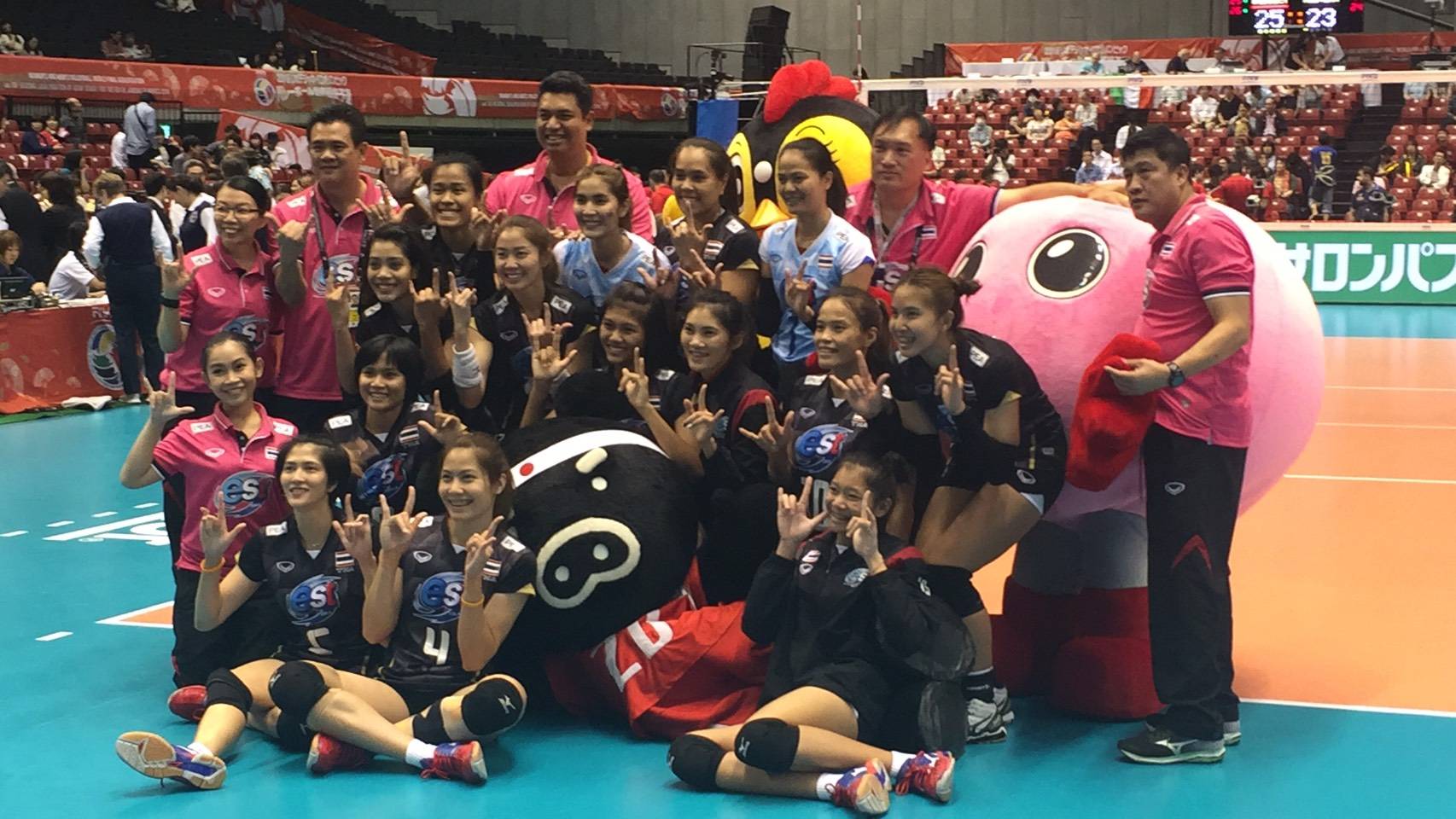 ทีมวอลเลย์บอลสาวไทย หล่นไปอยู่อันดับ 14 ของโลก จากการประกาศของ "เอฟไอวีบี"