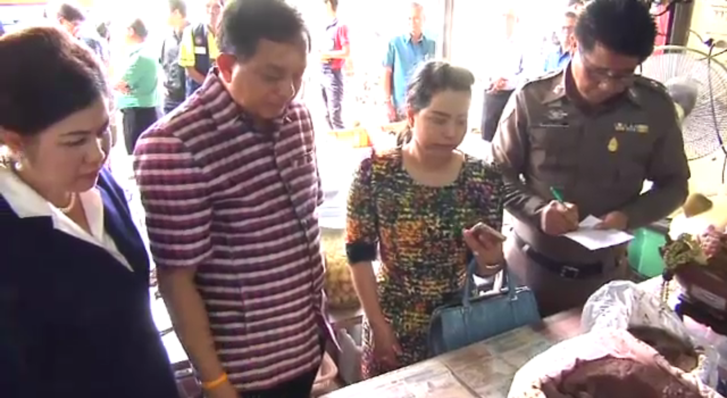 ผู้ว่าฯ ปทุมธานี ลงพื้นที่ตรวจกะปิปลอมในตลาดไท