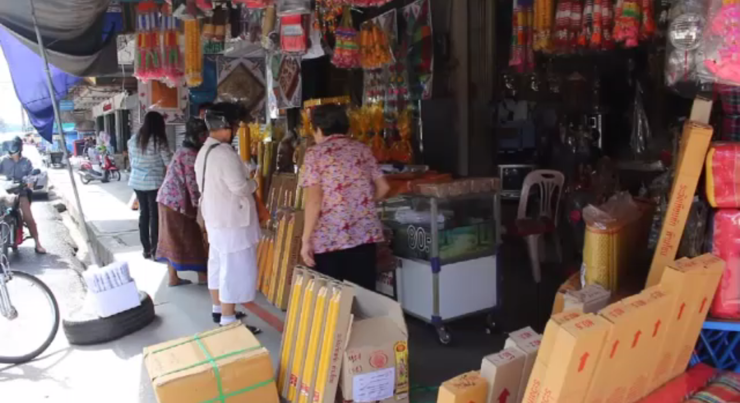 ภาวะเศรษฐกิจซบเซา ประชาชนลดจำนวนซื้อเครื่องสังฆภัณฑ์-เทียนพรรษา