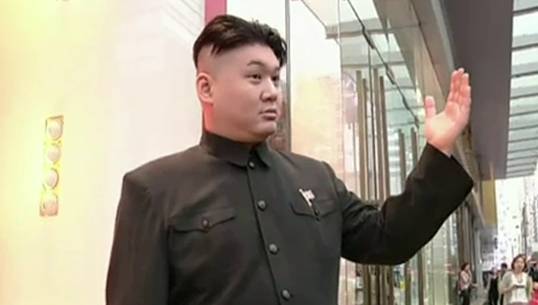 เปิดชีวิตนักแสดงเลียนแบบ "ผู้นำ"