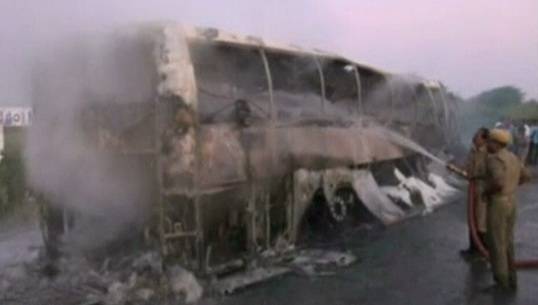 รถโดยสารในอินเดียพุ่งชนเกาะกลางถนนไฟลุกท่วม ปชช.เสียชีวิตกว่า 40 คน  