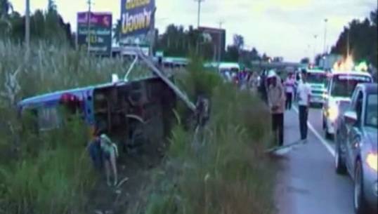 เกิดเหตุรถบัสนักท่องเที่ยวพุ่งชนเสาไฟฟ้า อ.ศรีราชา จ.ชลบุรี เจ็บ 13 คน 