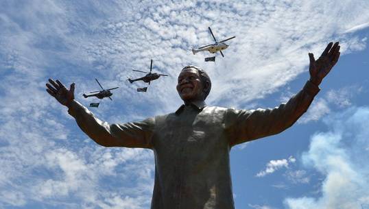 แอฟริกาใต้เปิดรูปปั้น "เนลสัน แมนเดล่า"