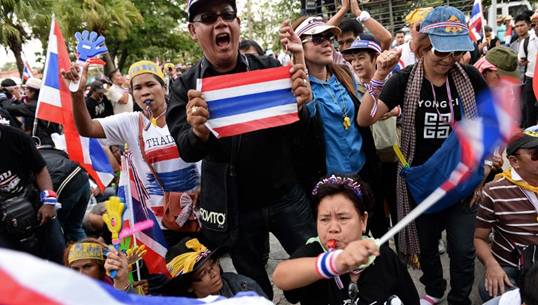 สื่อต่างชาติเกาะติด "การเมืองไทย" ชี้นายกฯยุบสภา แก้ปัญหาแค่ชั่วคราว