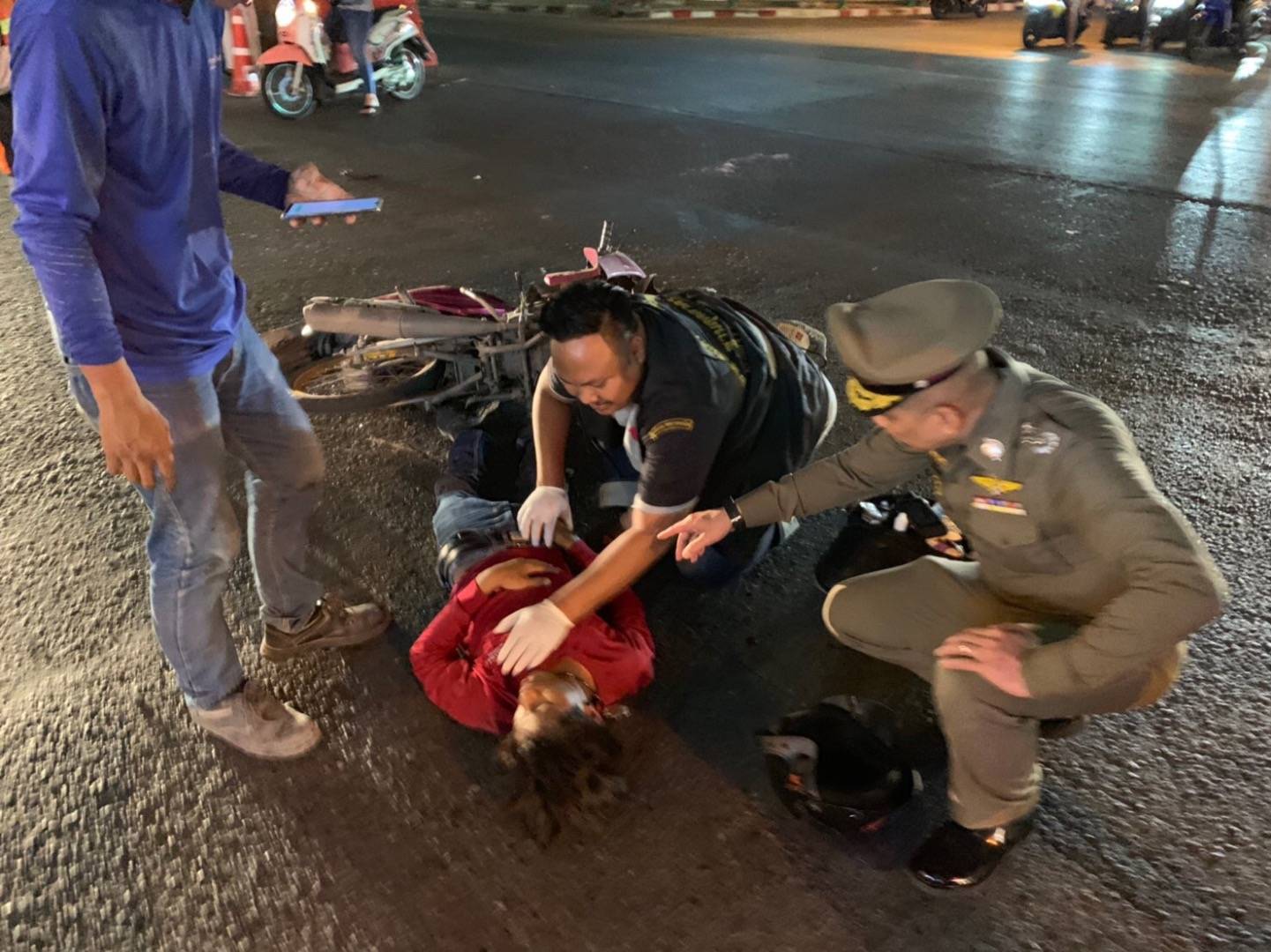 ฮีโร่ตัวจริง ! พล.ต.อ.เฉลิมเกียรติ หยุดรถช่วยคนเจ็บกลางถนน