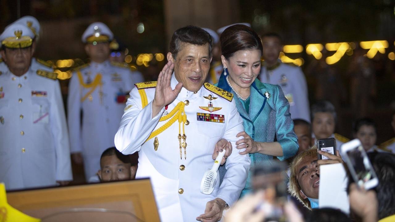 "ในหลวง-พระราชินี" ทรงแย้มพระสรวล-ทรงโบกพระหัตถ์ ทักทายประชาชน