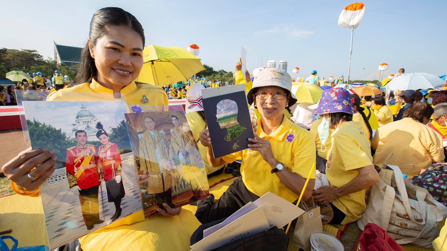 พสกนิกรเฝ้ารับเสด็จในหลวง-สมเด็จพระราชินีฯ