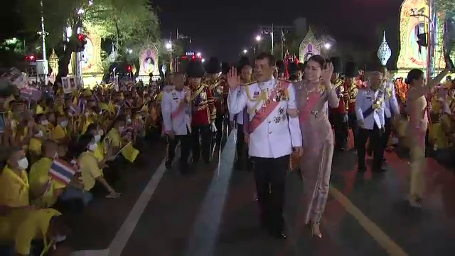 "ในหลวง-พระราชินี" ทรงพระดำเนินเยี่ยมราษฎร