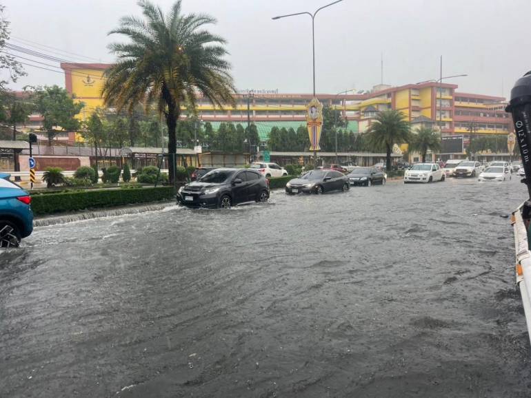 ภาพจาก ข่าวคนนนท์ - 15:25 น. ถนนศรีสมาน หน้า สภ. ปากเกร็ด น้ำท่วมช่องทางการจราจร เจ้าหน้าที่อยู่ระหว่างเร่ง ระบายน้ำแต่ละจุด