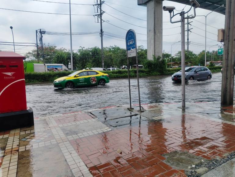 15.55 น.ถ.รามอินทรา ขาออกหน้าเซ็นทรัลรามอินทรา มีน้ำท่วมขัง ขณะที่ฝั่งตรงข้ามรถติดหนักเนื่องจากทางมุ่งหน้าไปวิภาวดีรังสิตมีน้ำท่วมขัง ภาพจาก Success mod, js100radio