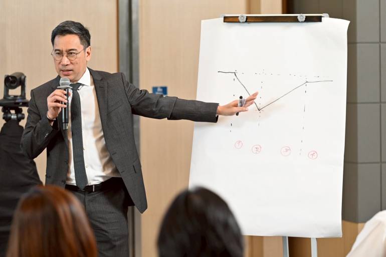 นายเศรษฐพุฒิ สุทธิวาทนฤพุฒิ ผู้ว่าธนาคารแห่งประเทศไทยคนปัจจุบัน