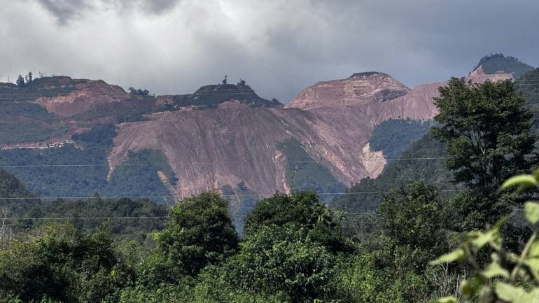 เหมืองทองบริเวณเมืองคูน แขวงเชียงขวาง สปป.ลาว มองเห็นได้อย่างชัดเจนจากตัวเมือง ขณะที่ถนนเส้นทางระหว่างเมืองคูน-เมืองโพนสะหวัน-เมืองภูคูน-เมืองหลวงพระบาง-อุดมไซ-บ่อเต็น-บ่อหาน ที่เชื่อมไปยังชายแดนประเทศจีน