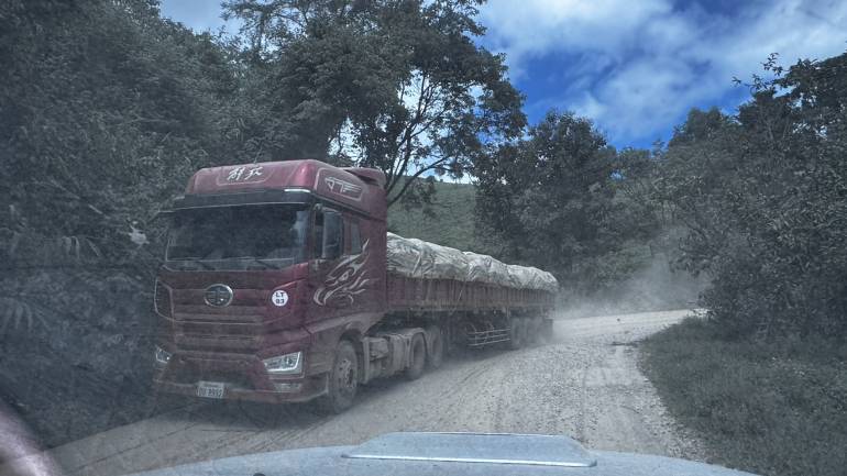 เส้นทางระหว่างเมืองคูน-เชียงขวาง มีรถบรรทุกสินค้าจำนวนมาก มุ่งหน้าเหมืองแร่ในแขวงเชียงขวาง